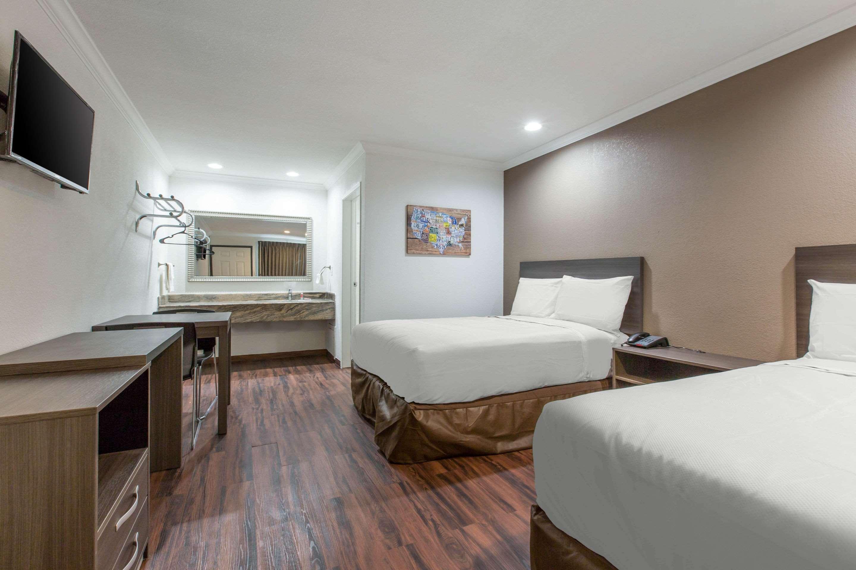 Hotel Baymont By Wyndham Bakersfield Extérieur photo