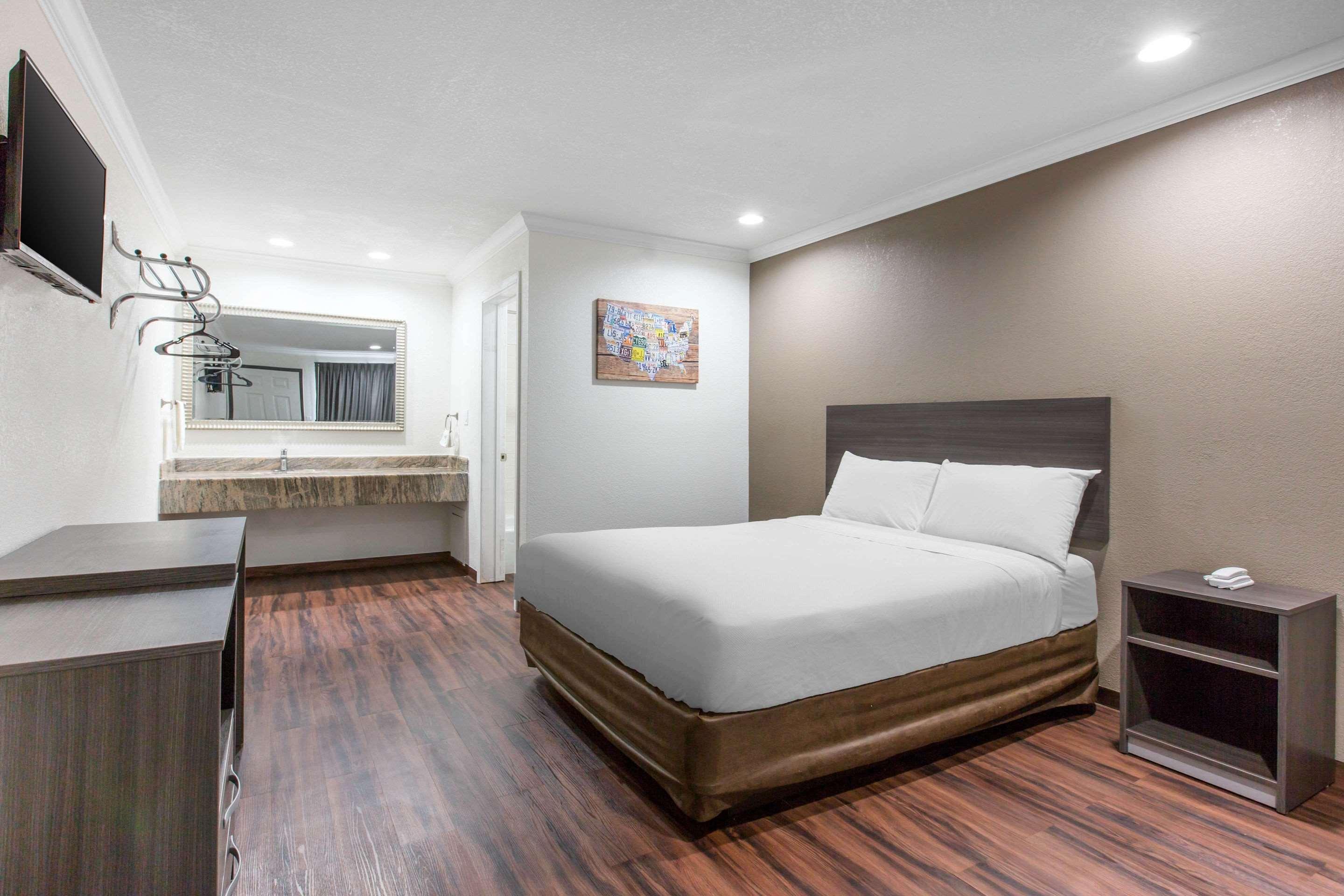 Hotel Baymont By Wyndham Bakersfield Extérieur photo
