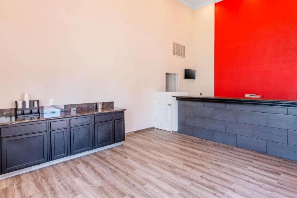 Hotel Baymont By Wyndham Bakersfield Extérieur photo