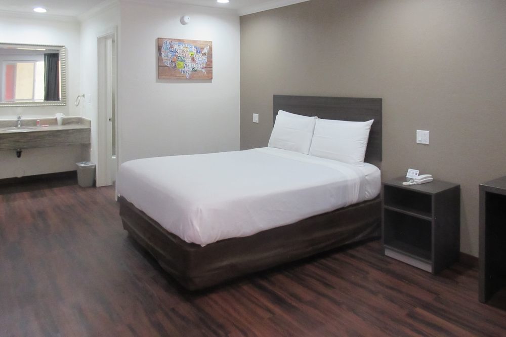 Hotel Baymont By Wyndham Bakersfield Extérieur photo